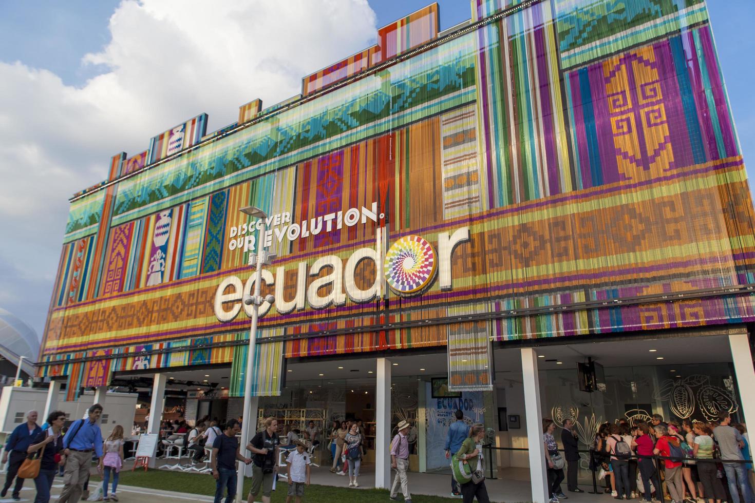 milão, itália, 1 de junho de 2015 - pessoas não identificadas pelo pavilhão do equador na expo 2015 em milão, itália. Expo 2015 ocorreu de 1 de maio a 31 de outubro de 2015. foto
