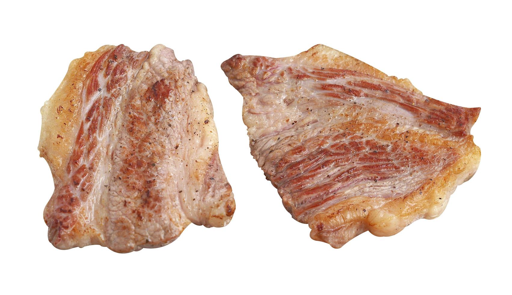 bife de carne frita no fundo branco foto