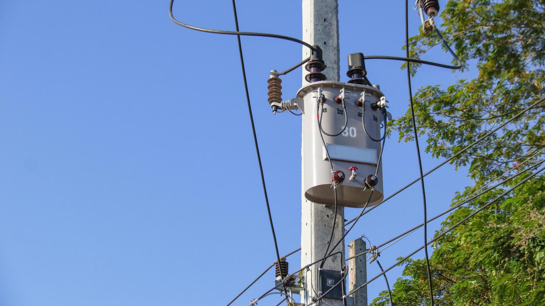 cinzento poder transformador instalado em concreto pólo foto