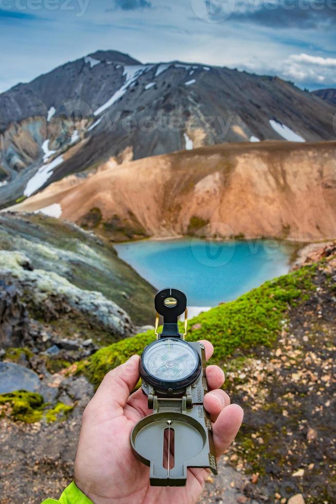 belas montanhas vulcânicas coloridas landmannalaugar e uma bússola nas mãos, Islândia foto