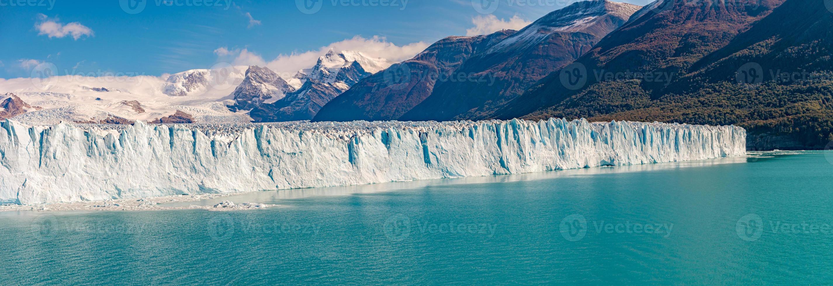 vista panorâmica da gigantesca geleira perito moreno na patagônia com céu azul e lagoa glacial de água turquesa, américa do sul, argentina, em dia de sol. foto