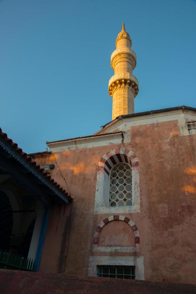 fachada da Mesquita de Suleiman em sua torre. cidade velha de rhodes, grécia. foto