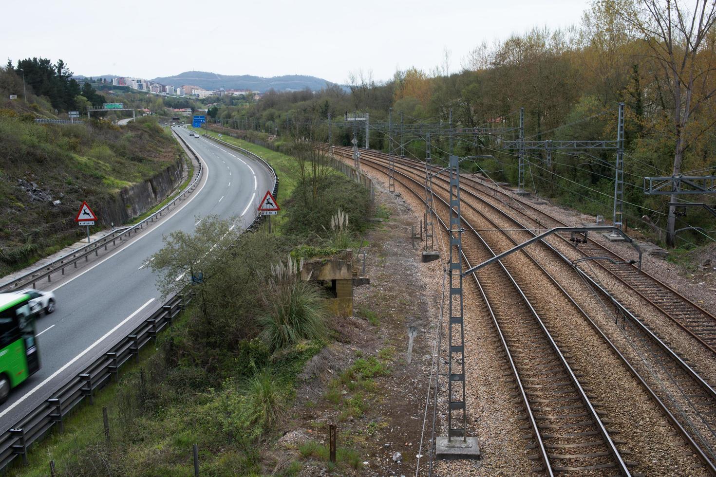 ferrovias e estradas que chegam a Oviedo. cenário verde e cidade ao fundo foto