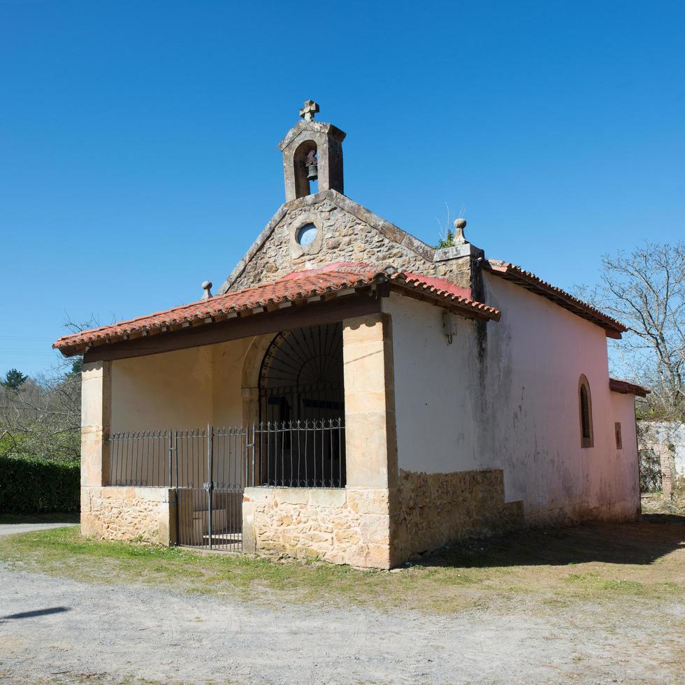 linda capela pequena em uma montanha no norte da Espanha foto