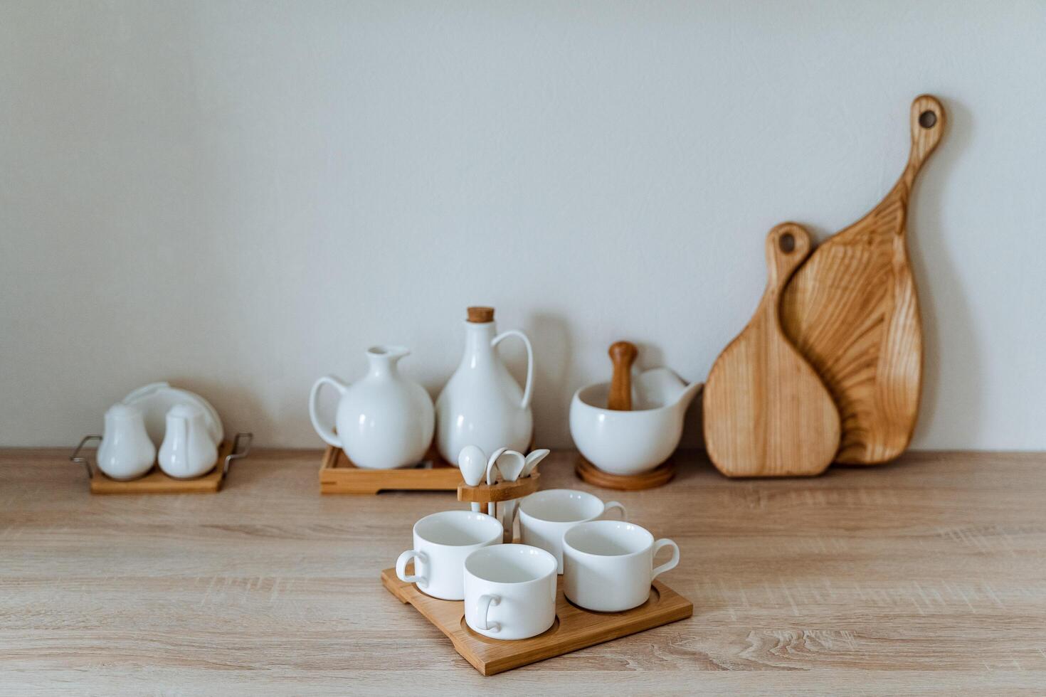 branco chá conjunto é dentro a cozinha, cozinha utensílios, quatro copos foto