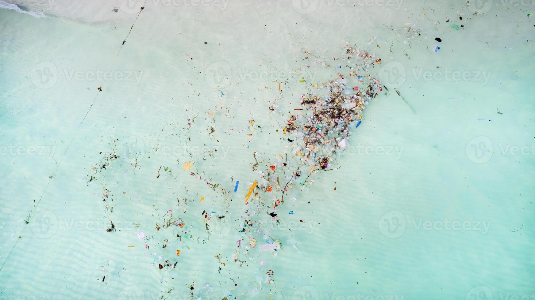 poluído oceano águas, aéreo plástico crise foto