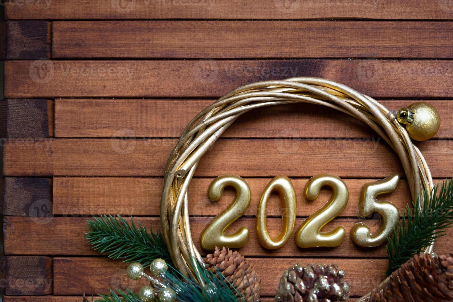 feliz Novo ano dourado números 2025 em acolhedor festivo Castanho de madeira fundo com lantejoulas, neve, luzes do guirlandas. saudações, cartão postal. calendário, cobrir foto