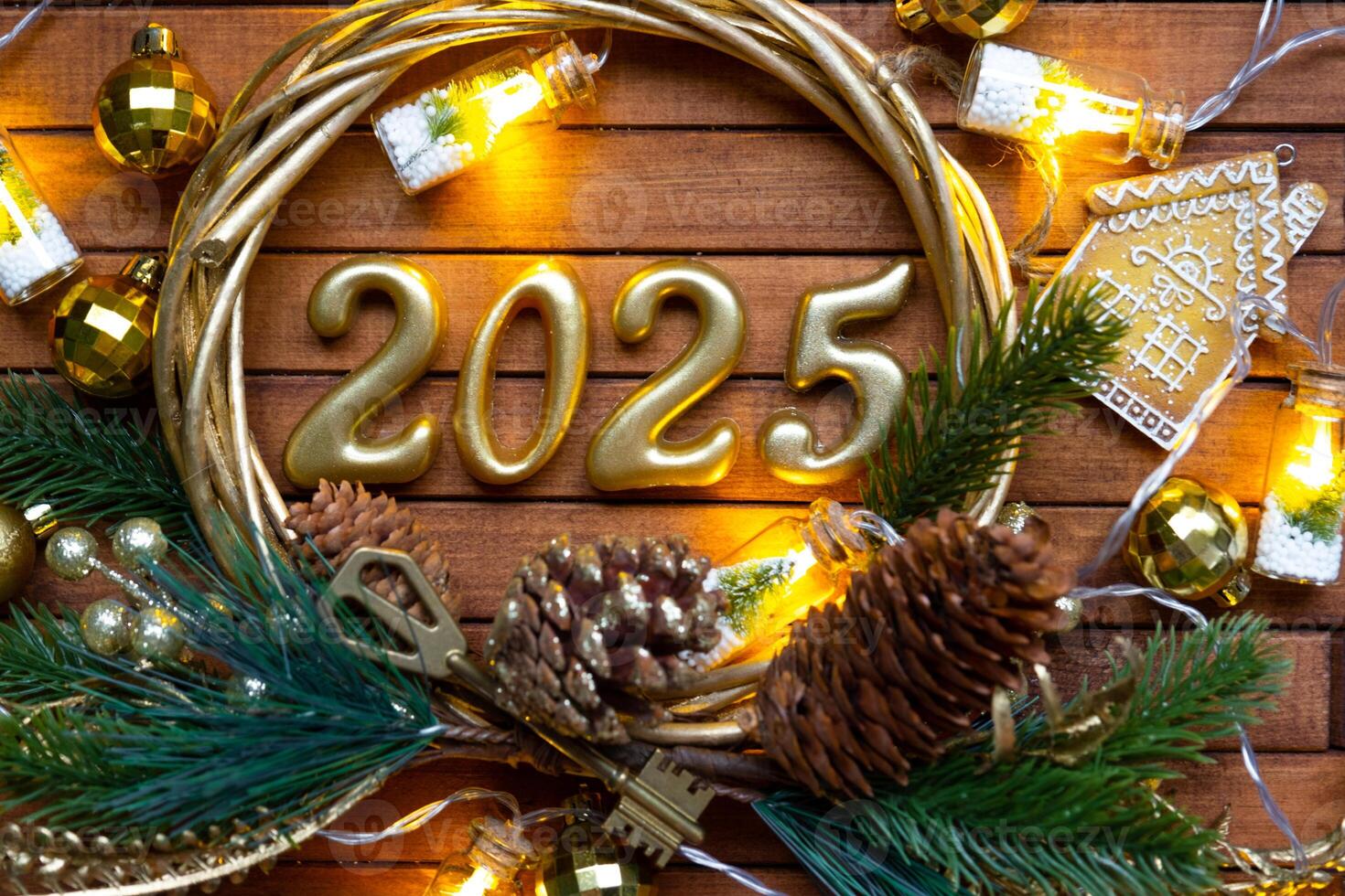 Novo ano casa chave com chaveiro chalé em festivo Castanho de madeira fundo com número 2025 dentro guirlanda, luzes do guirlandas. comprar, construção, realocação, hipoteca, seguro foto