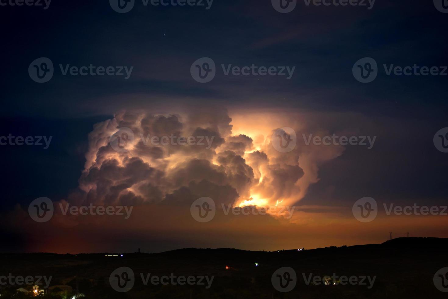 trovoada, escuridão, nuvens escuras tempestuosas movendo-se no céu, velocidade lenta do obturador. foto