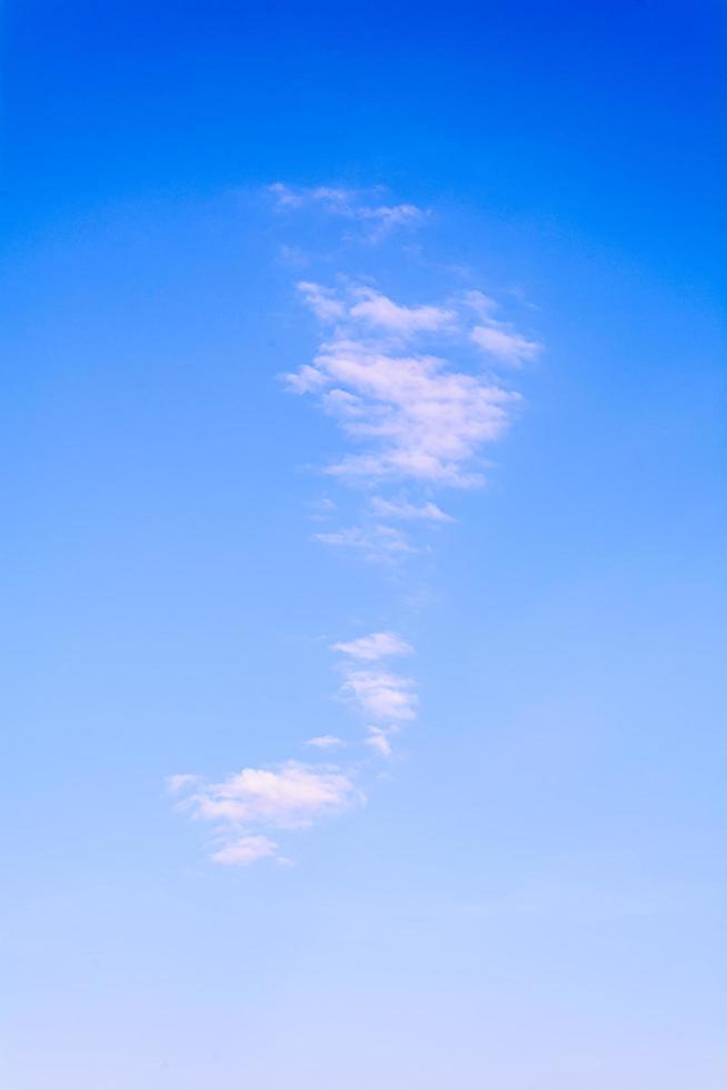 nuvens brancas contra o céu azul. foto