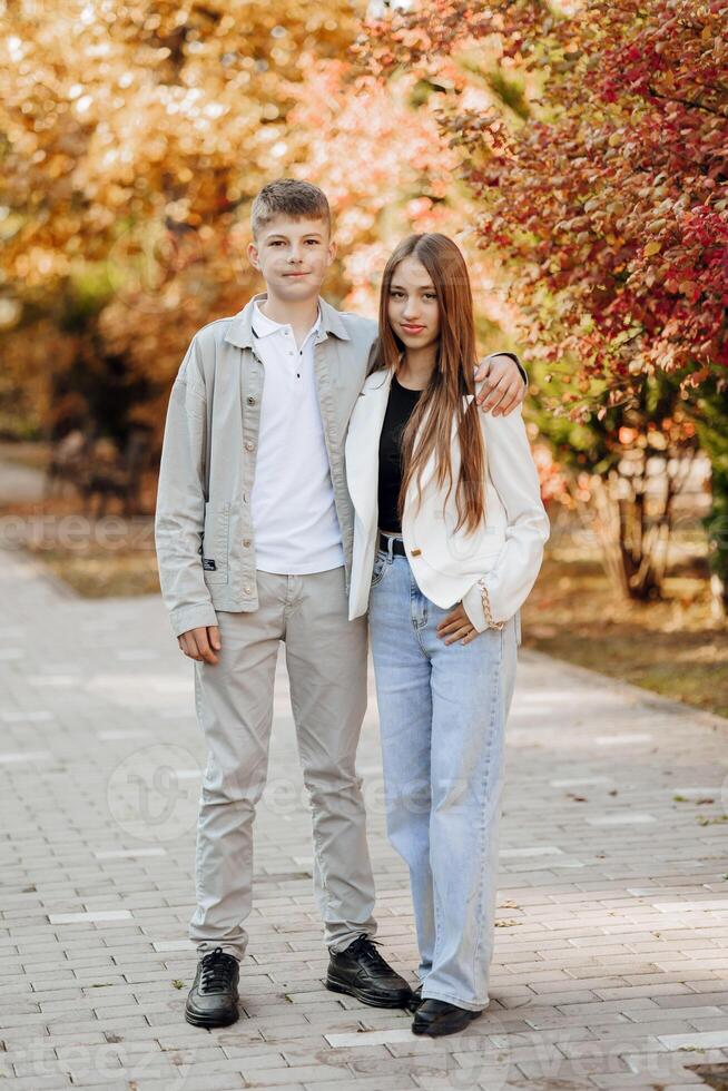 vertical foto do dois Adolescência amigos vestido dentro casual roupas em pé Próximo para cada de outros contra uma fundo do natureza. melhor escola amigos estão pronto para superar qualquer coisa para alcançar a meta.