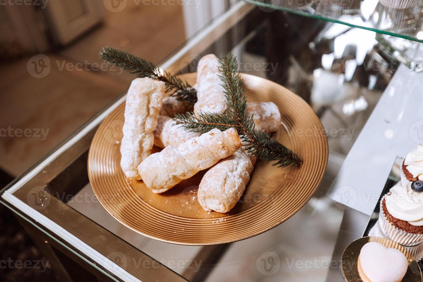 uma delicioso casamento. branco bolo decorado com flores doce Barra para uma banquete. celebração conceito. elegante sobremesas. mesa com doces, doces. frutas foto