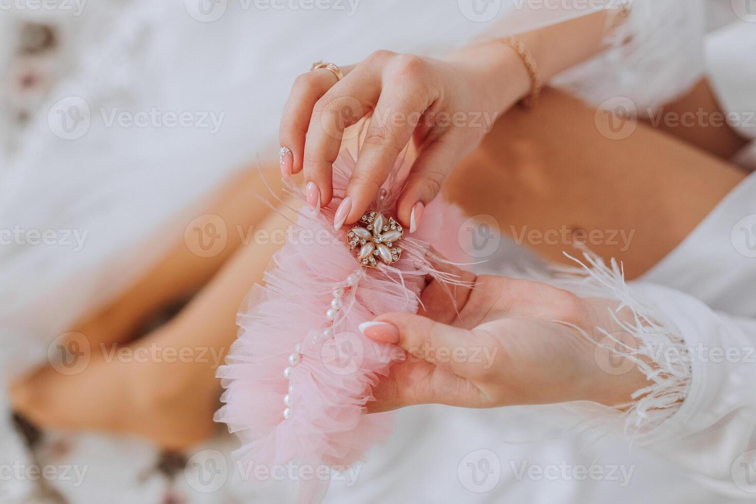 Rosa liga do a noiva. lindo roupa de baixo. a manhã do a noiva dentro detalhe. preparação para a Casamento cerimônia foto