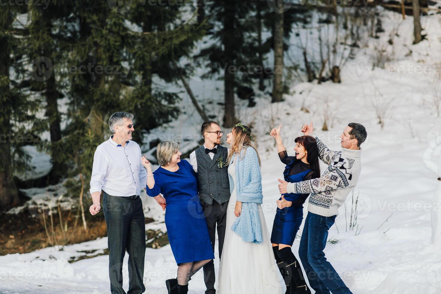 casamentos, casais e família a comemorar casamento para compromisso, Confiar em ou relação apoiar. retrato do casado noiva e noivo com feliz pais. Casamento dentro inverno foto