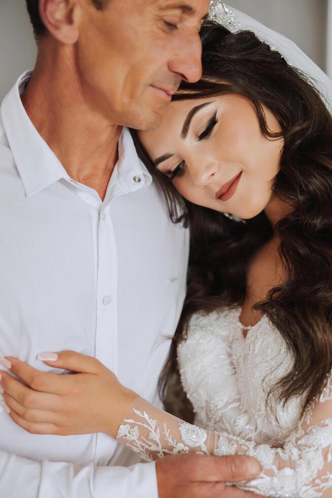 uma lindo noiva com dela pai em dela Casamento dia. a melhor momentos do a Casamento dia. filha e pai. foto