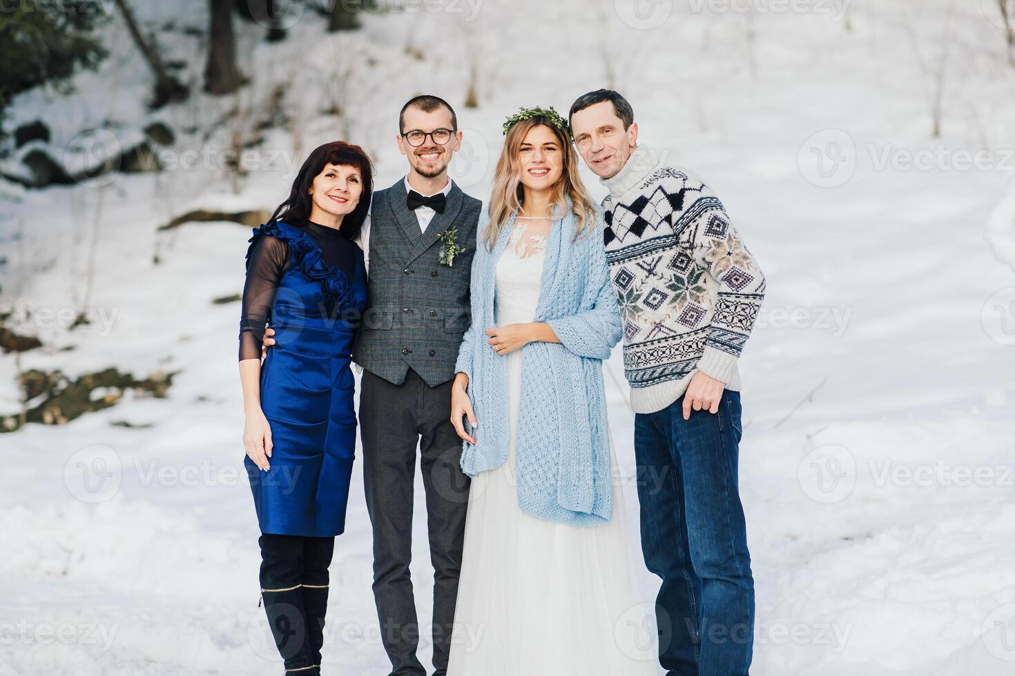 casamentos, casais e família a comemorar casamento para compromisso, Confiar em ou relação apoiar. retrato do casado noiva e noivo com feliz pais. Casamento dentro inverno foto