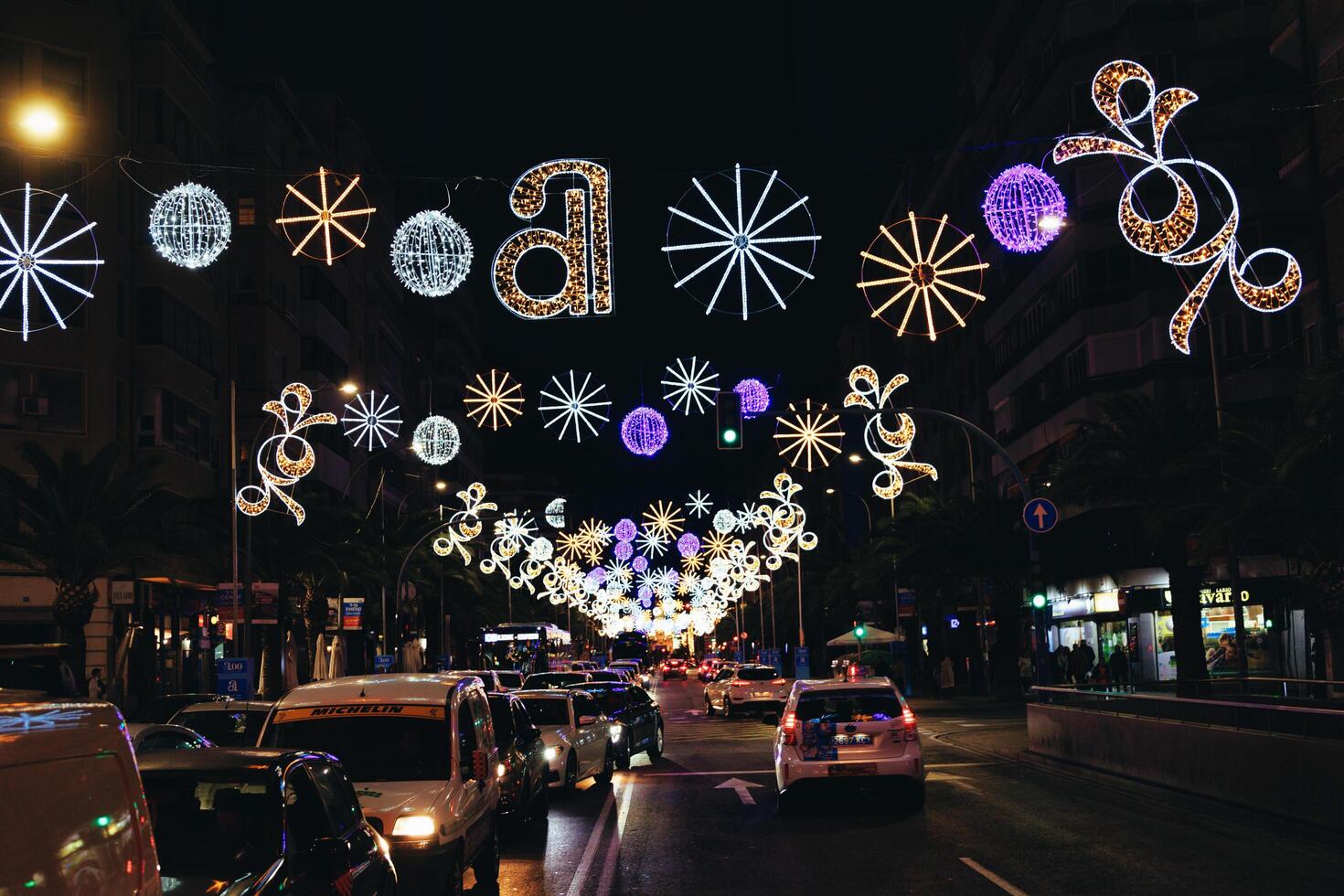 Natal decorações em a ruas do alicante, Espanha às noite foto