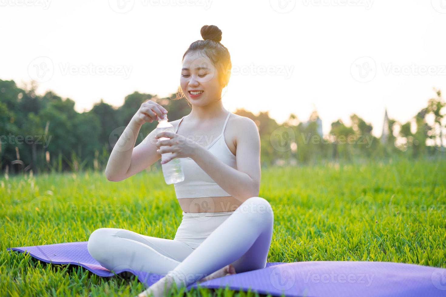 imagem de mulher asiática fazendo ioga ao ar livre foto