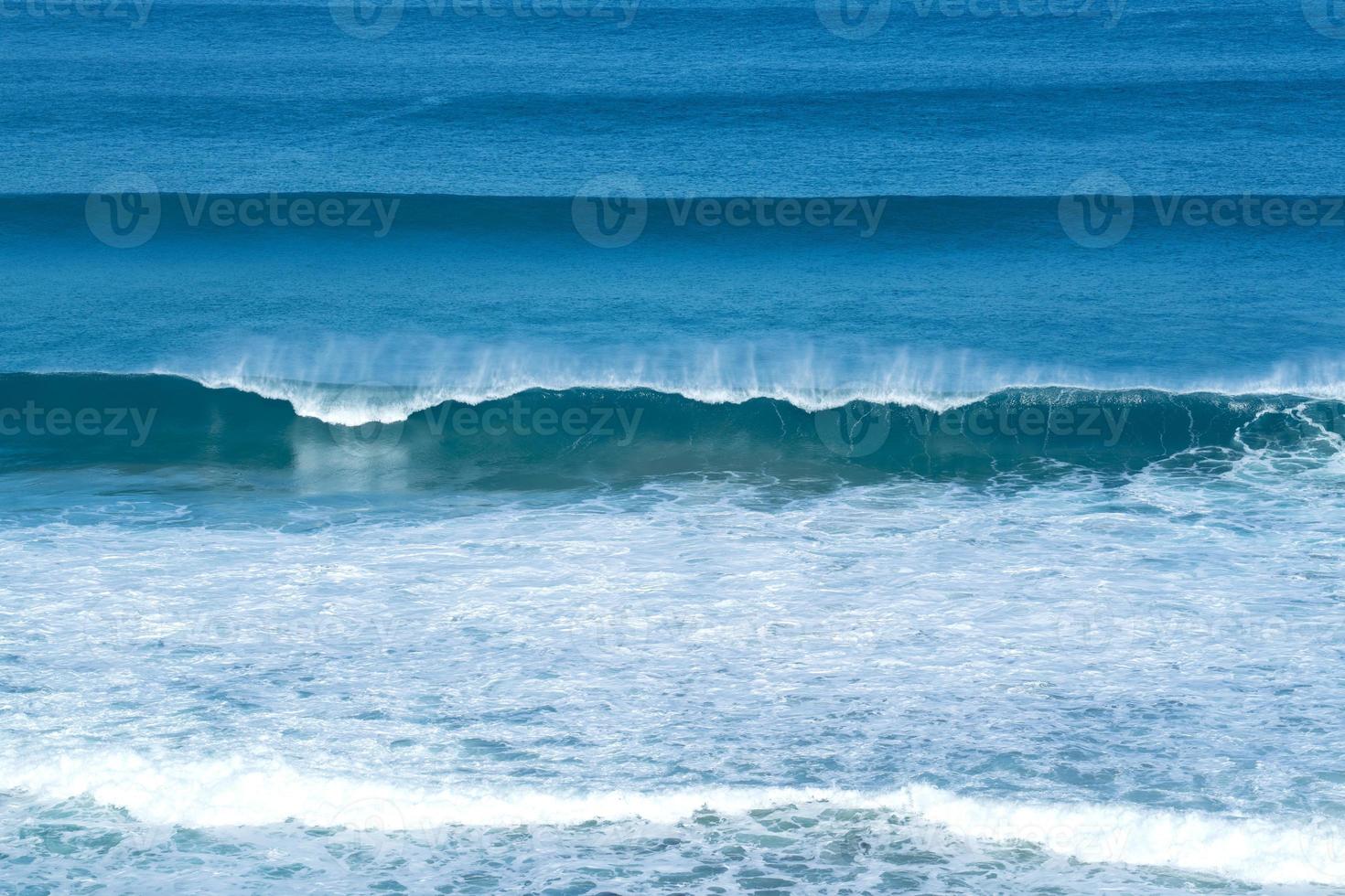 oceano com ondas pequenas foto