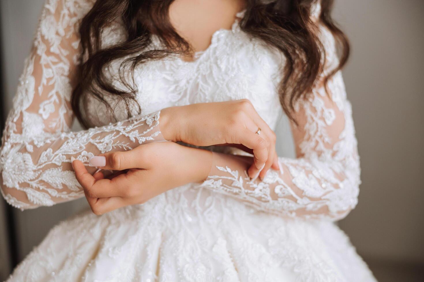 fechar-se do a elegante diamante anel em uma mulher dedo com uma moderno manicure, luz solar. amor e Casamento conceito. suave e seletivo foco. foto