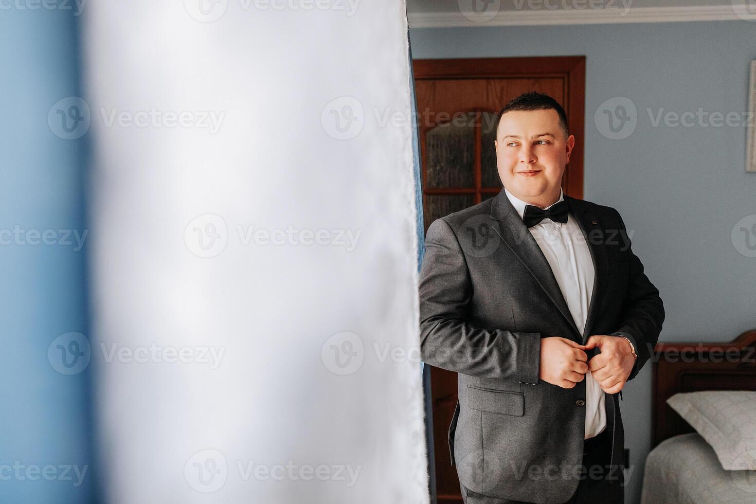 à moda retrato do a noivo. uma homem prepara para uma Casamento cerimônia dentro a manhã. do noivo manhã. preparação para a do noivo manhã. jovem e bonito noivo dentro uma à moda terno. foto