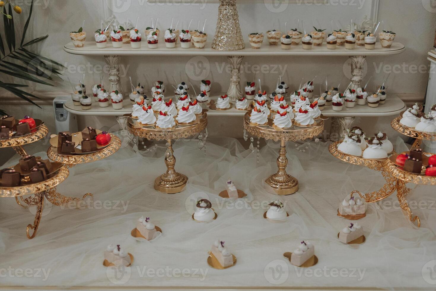 amêndoa biscoitos e vários doce bolos para uma Casamento banquete. uma delicioso recepção, uma luxuoso cerimônia. mesa com doces e sobremesas. delicioso colorida francês sobremesas em uma prato ou mesa. foto