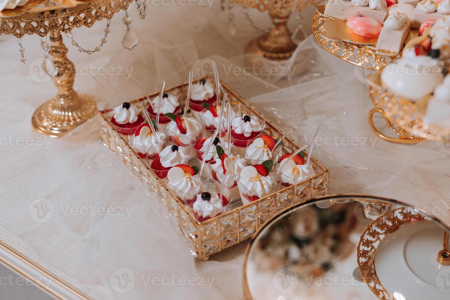 amêndoa biscoitos e vários doce bolos para uma Casamento banquete. uma delicioso recepção, uma luxuoso cerimônia. mesa com doces e sobremesas. delicioso colorida francês sobremesas em uma prato ou mesa. foto