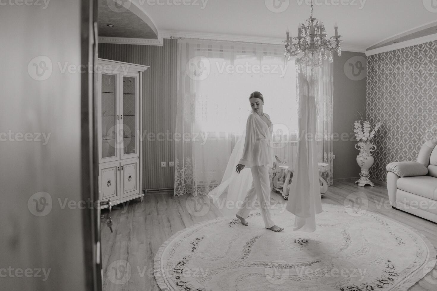 Casamento Preto e branco retrato. a noiva dentro a elegante Casamento vestir poses embrulhado dentro uma véu. manhã do a noiva. lindo cabelo e Maquiagem foto