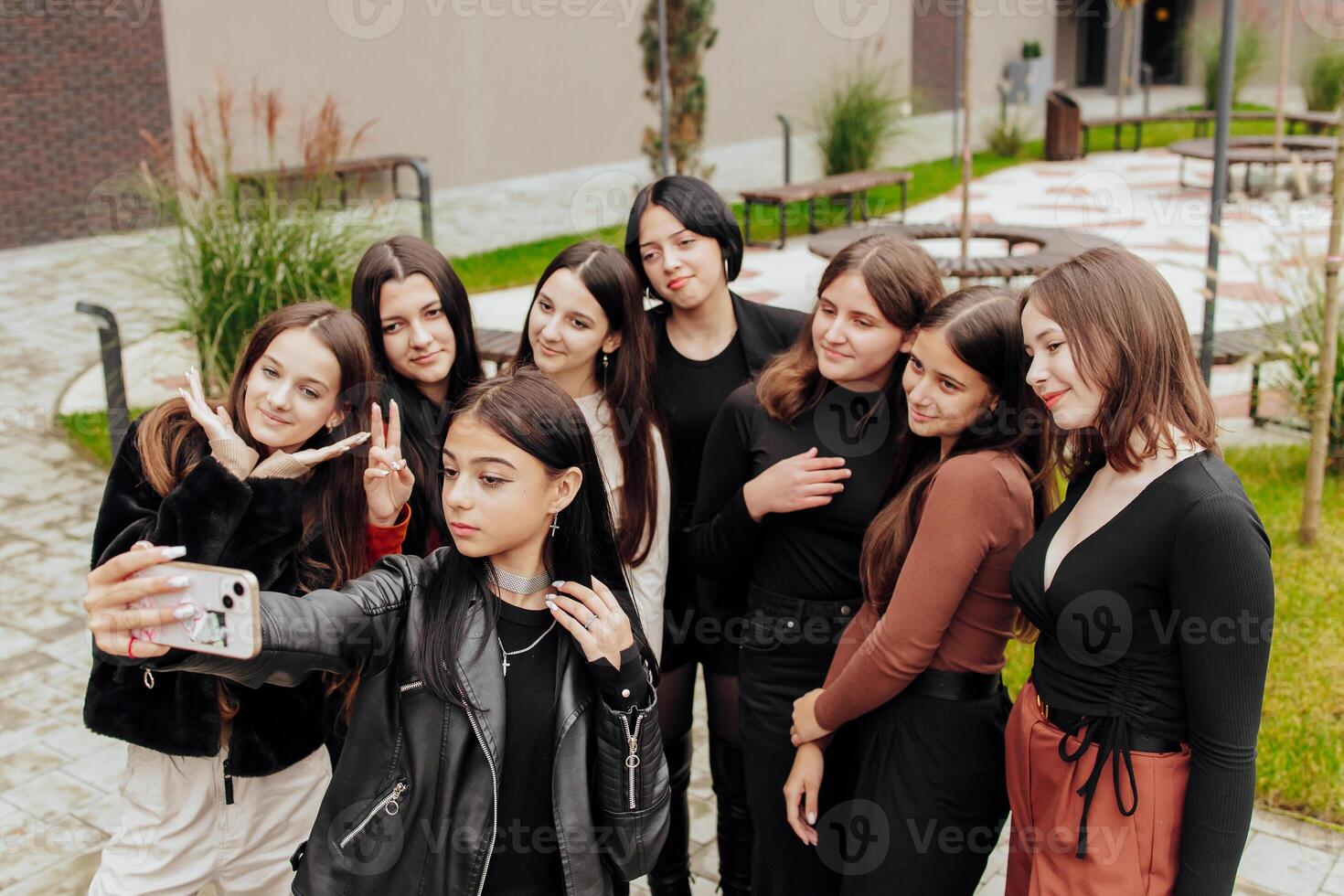 amigos levando uma grande grupo selfie sorridente às a Câmera - rindo jovem pessoas em pé ao ar livre e tendo Diversão - retrato do alegre escolares lado de fora escola - humano Recursos conceito foto