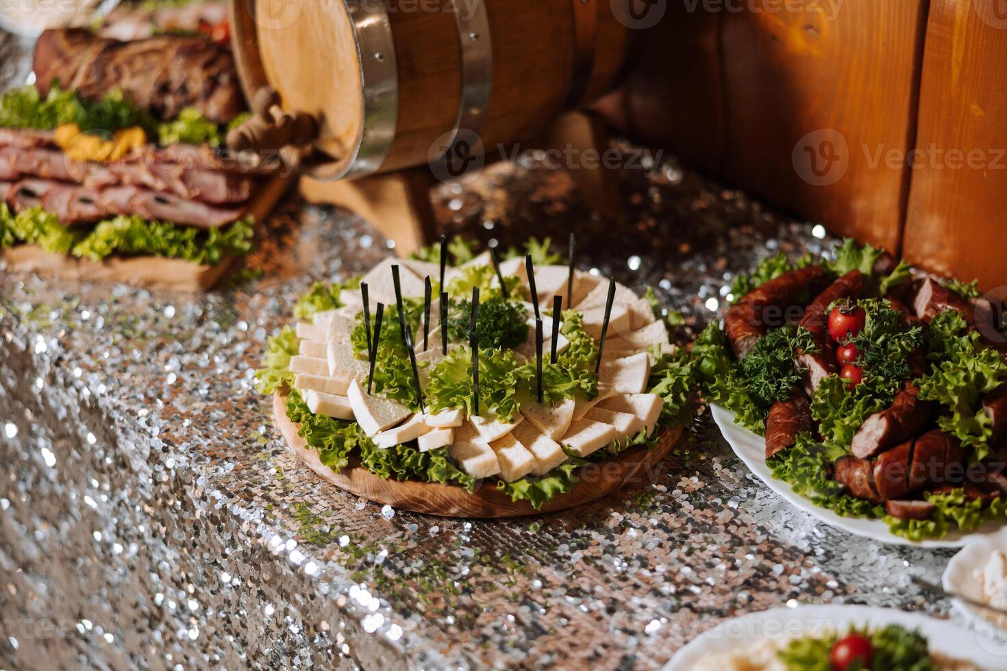 cossaco mesa. banquete corredor carne guloseimas para convidados. caseiro recortes. carne de porco lombo. delicioso carne cortes. carne placa. delicioso composições a partir de defumado hortelã. chalé queijo. foto