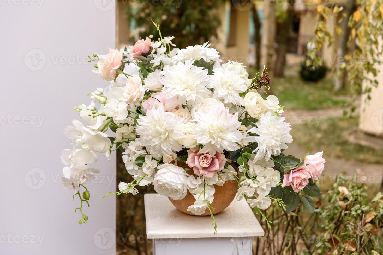 lindas composições florais no restaurante para a cerimônia de casamento foto