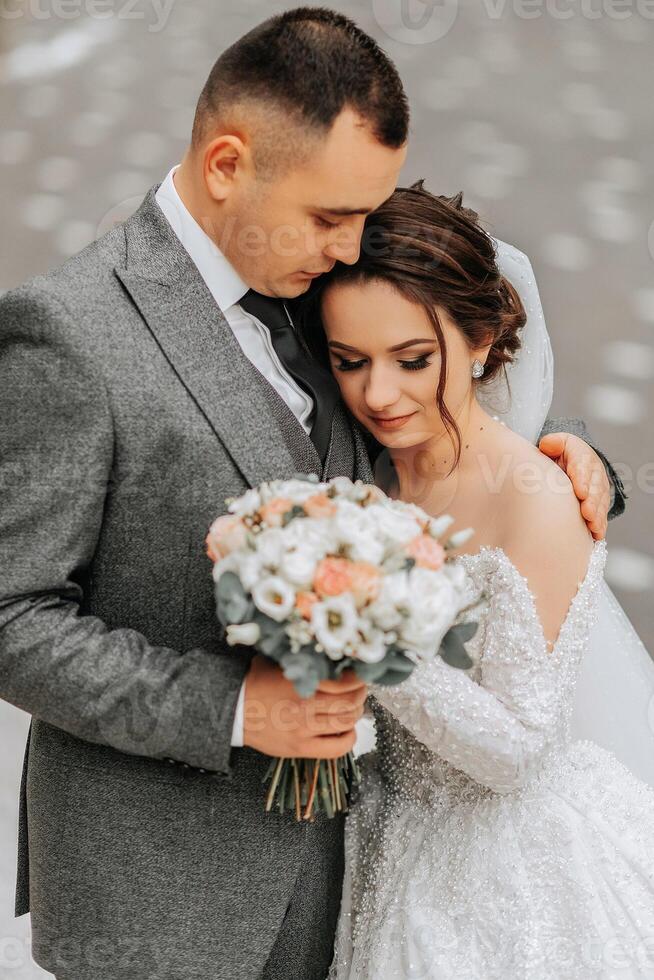 uma noiva dentro uma branco vestir com uma trem e uma noivo dentro uma terno pose em a passos do uma prédio. Casamento foto sessão dentro natureza