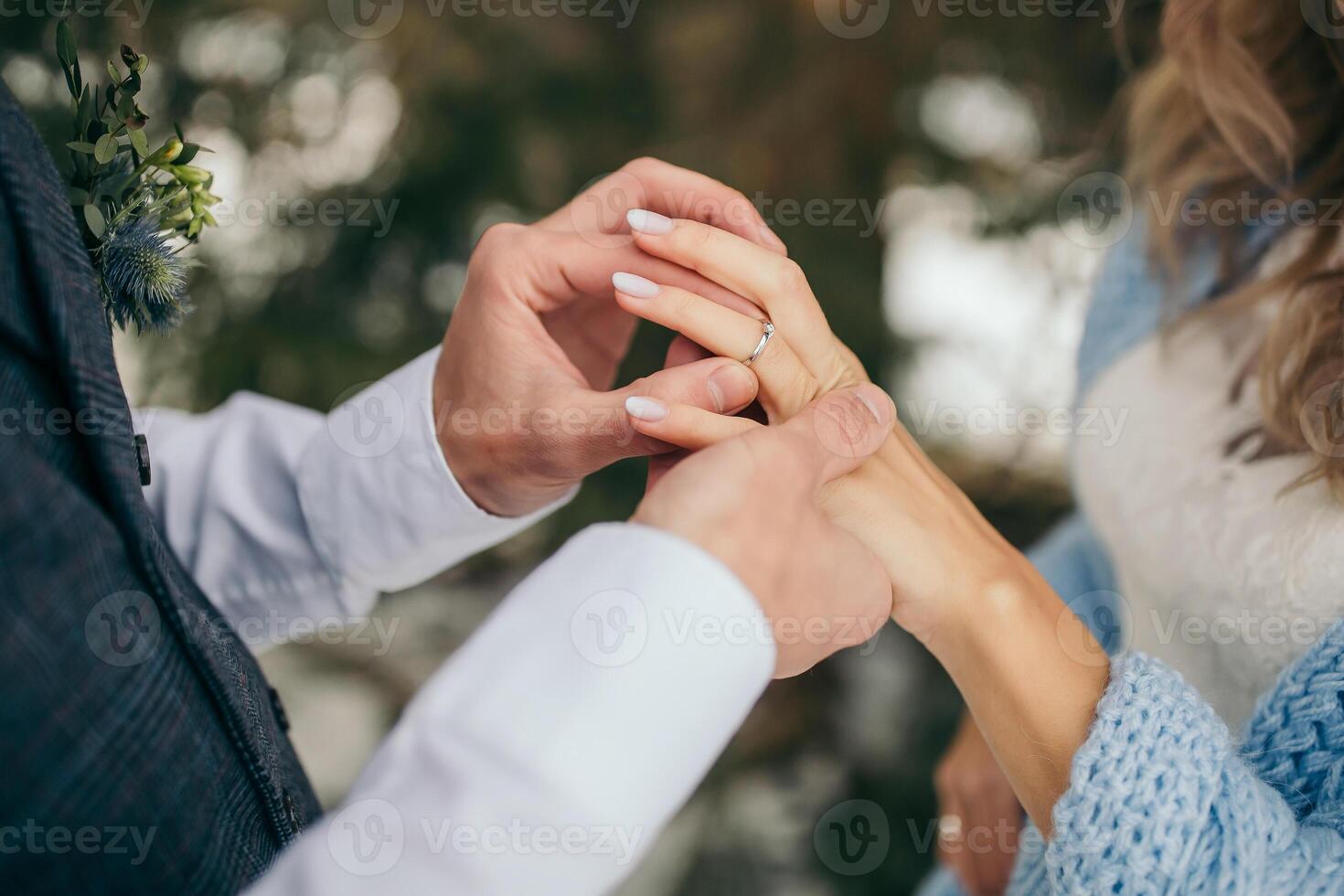 recém-casados às a Casamento cerimônia. a noivo coloca em a da noiva Casamento anel. Alto qualidade foto. inverno casamento. fechar-se foto. foto