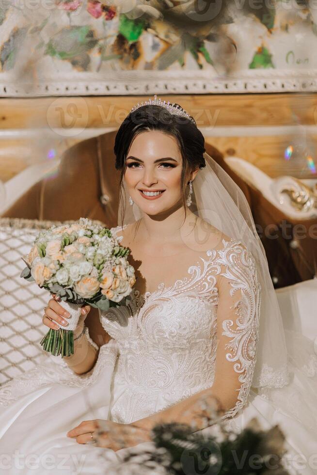 elegante morena noiva posando dentro uma branco vestir. retrato do a noiva, Casamento Maquiagem e Penteado, Casamento moda. lindo noiva dentro uma véu. foto