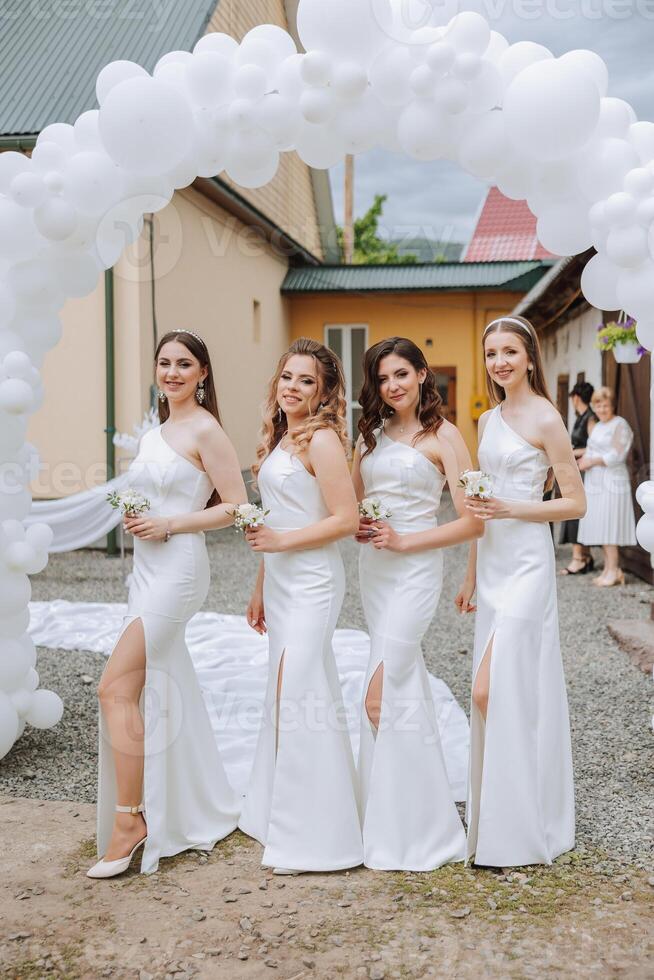 amigos alegrar com a noiva dentro a manhã. elas levar fotos, sorriso, Socorro a noiva apertar dela vestir. foto