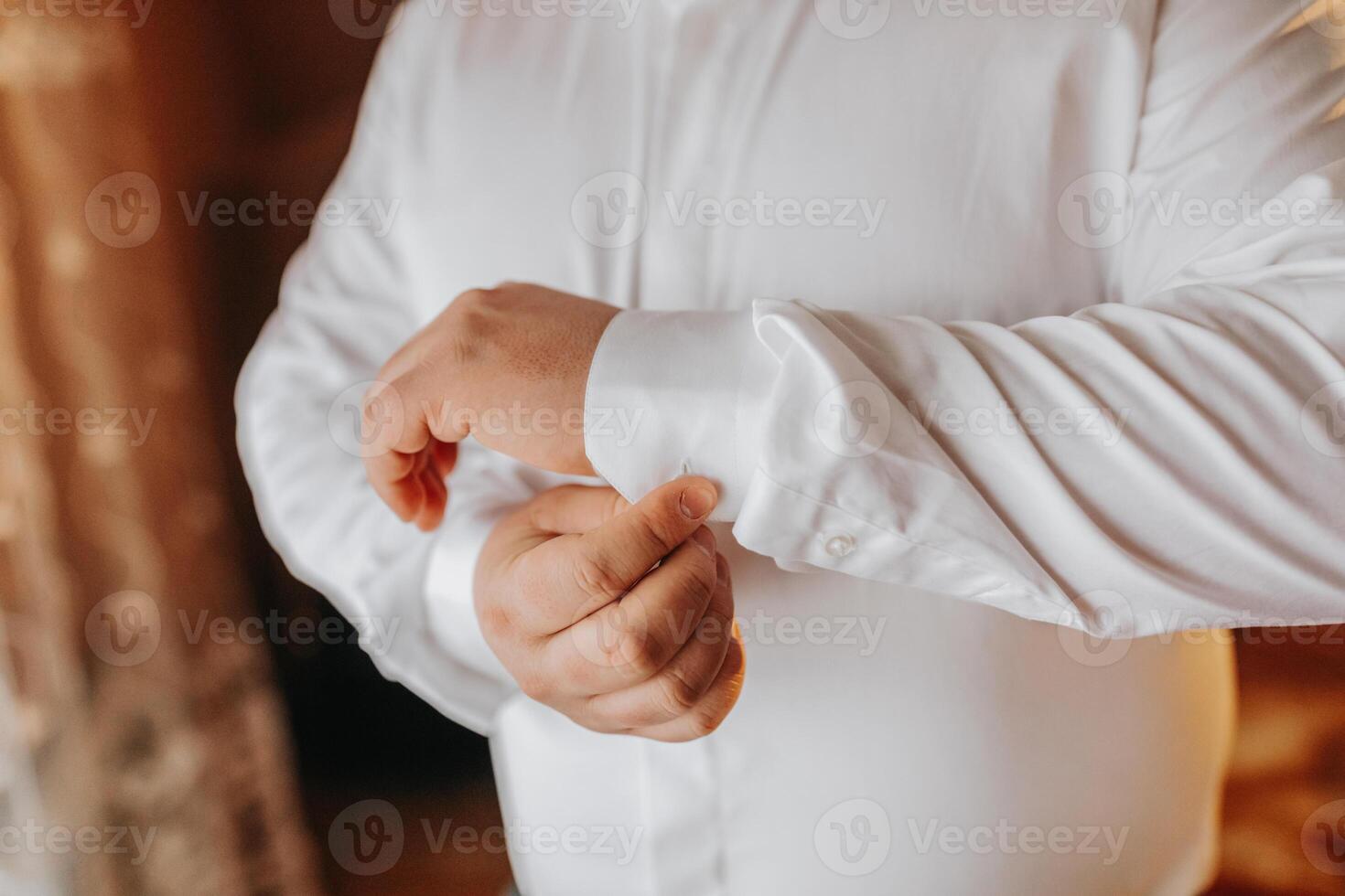 bonito o negócio homem abotoar camisa mangas às lar. a noivo é preparando para a casamento. fechar-se foto. foto