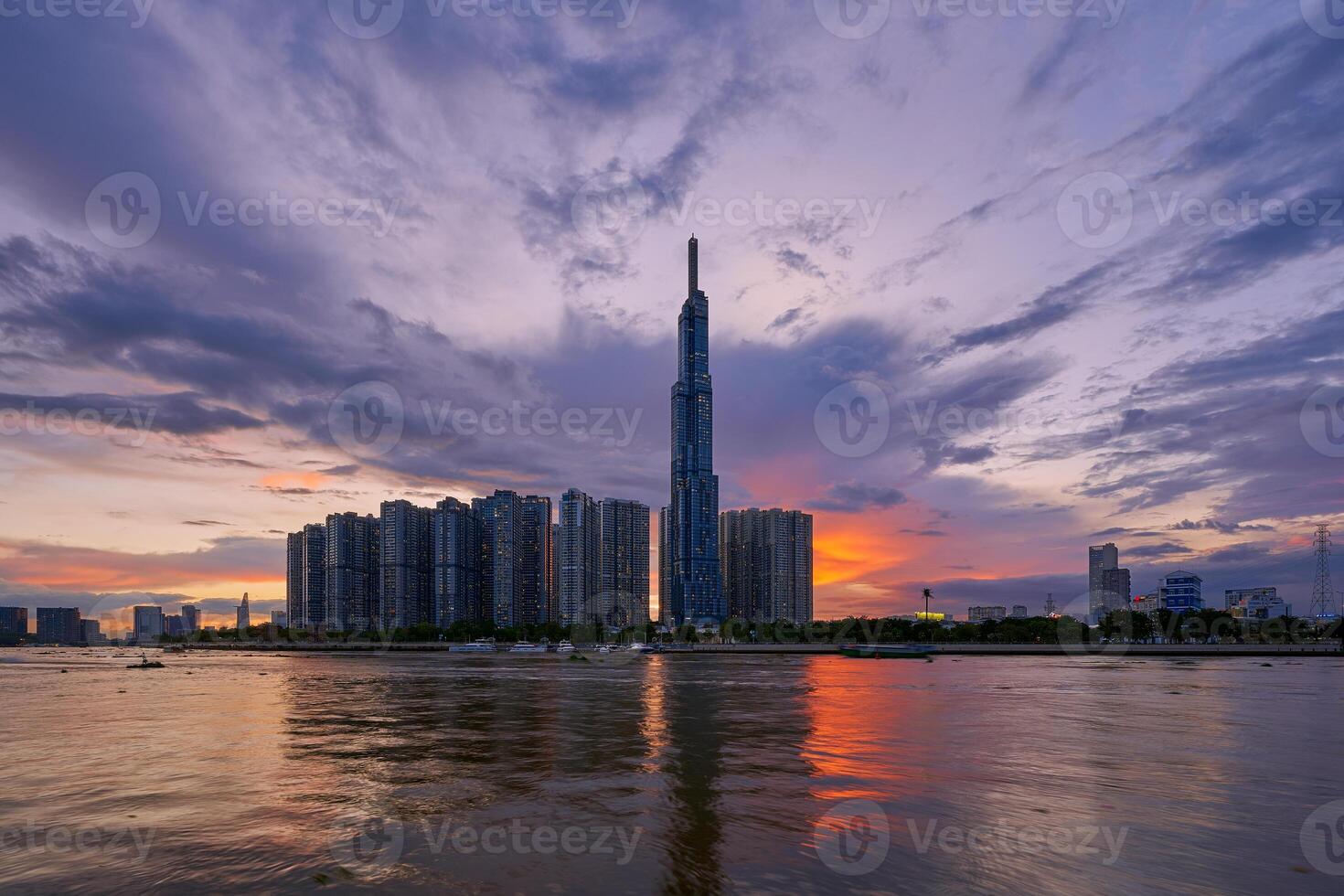 ho chi minh cidade, viet nam 26 outubro 2023 lindo pôr do sol às marcos 81 ho chi minh cidade, a mais alto construção dentro Vietnã, com Vietnã bandeira em a topo prédio. foto