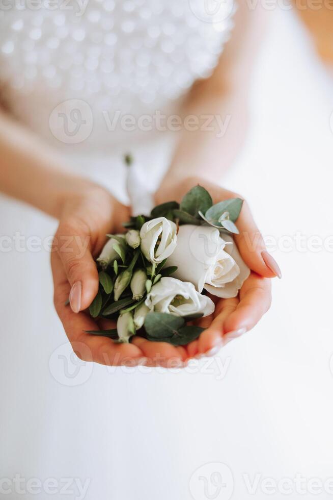 detalhes do a noiva. beleza é dentro a detalhes. salto alto nupcial sapato. ouro Casamento anel com uma diamante. perfumes. brincos Casamento dentro detalhes. foto