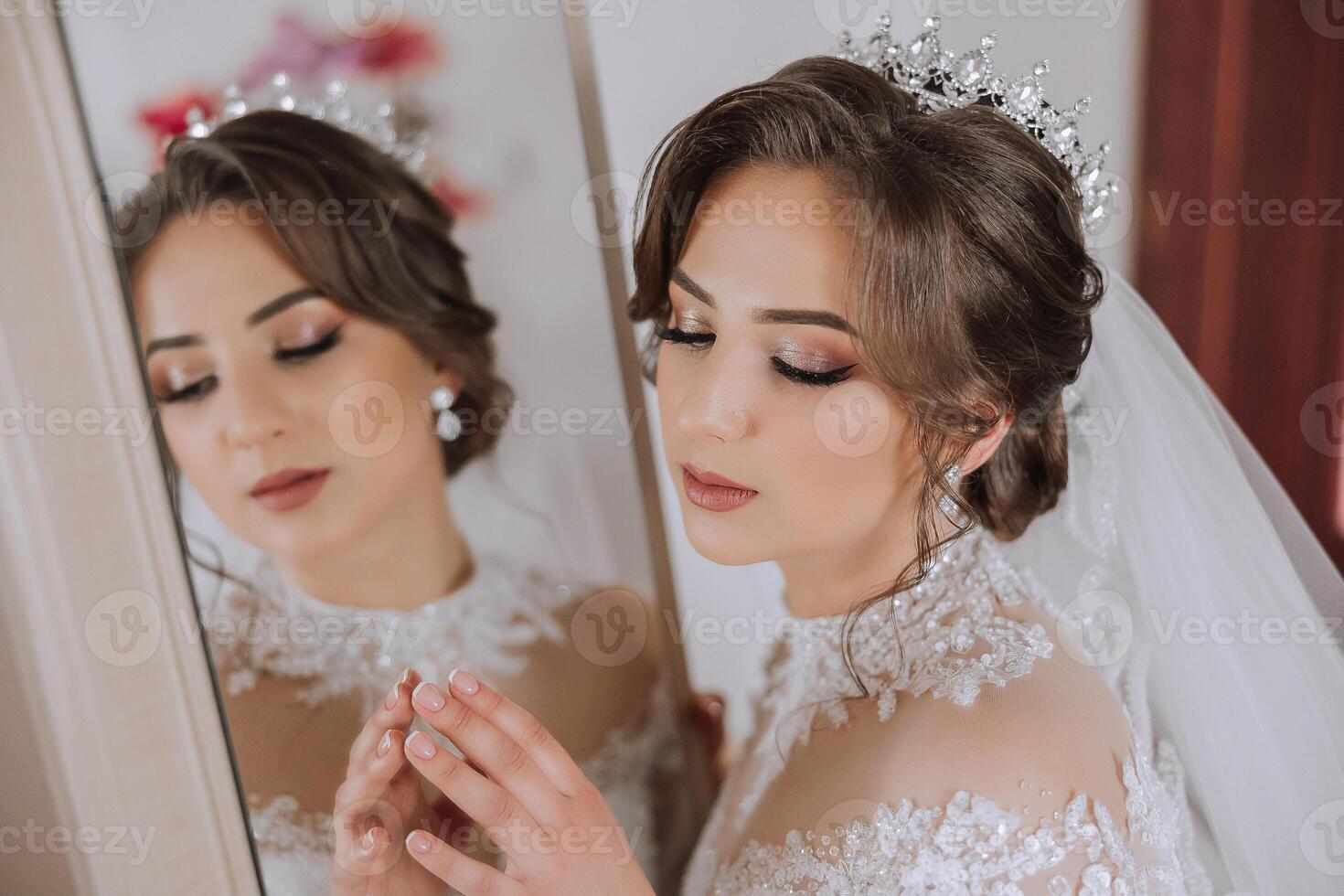 moda foto do uma lindo noiva com Sombrio cabelo dentro a elegante Casamento vestir e deslumbrante Maquiagem dentro a quarto em a manhã do a casamento. a noiva é preparando para a Casamento