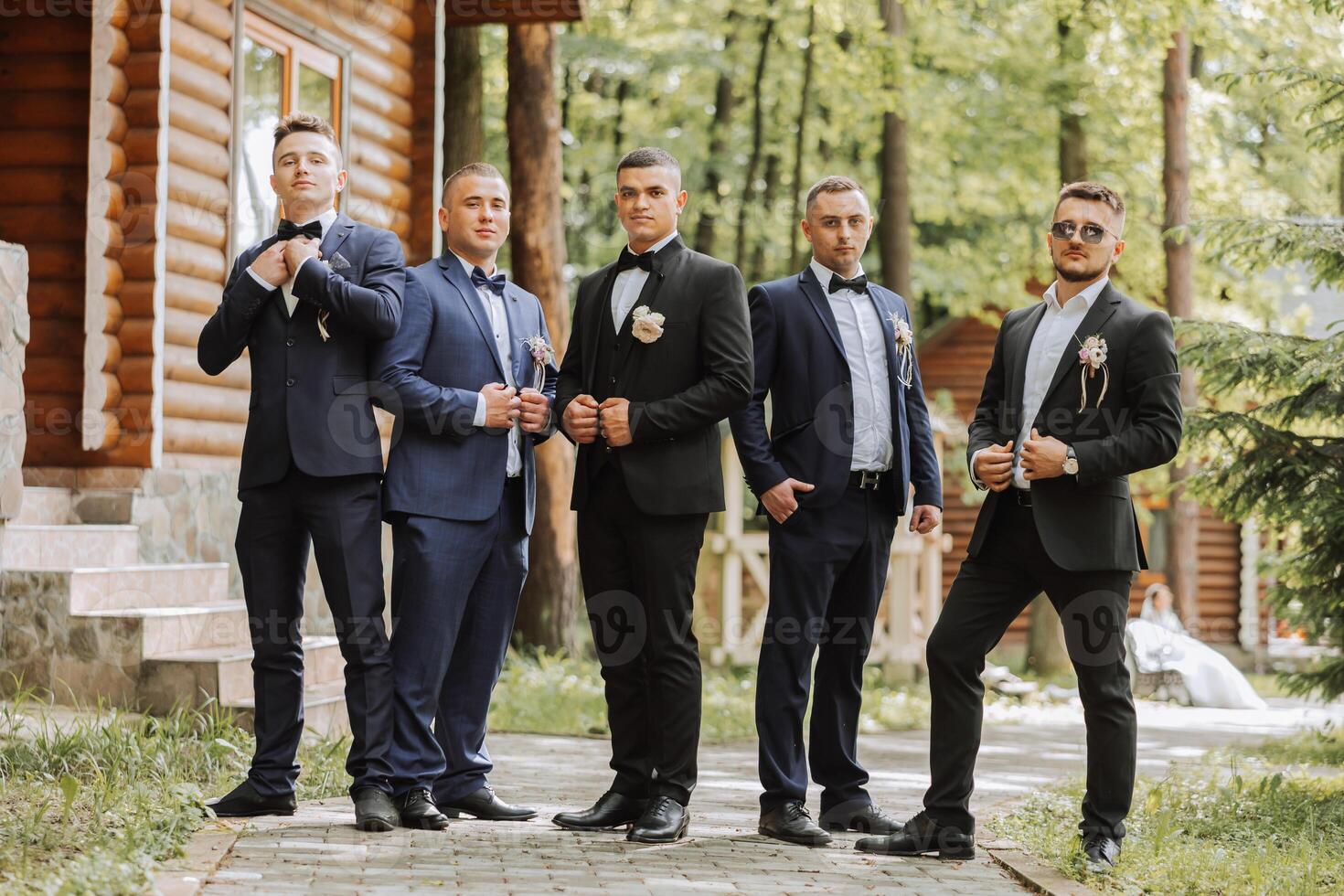 alegre, jovem, enérgico testemunhas do a noivo Próximo para a noivo. amigos felicitar a noivo. noivo e dele engraçado amigos tendo Diversão em a Casamento dia do a recém-casados. foto