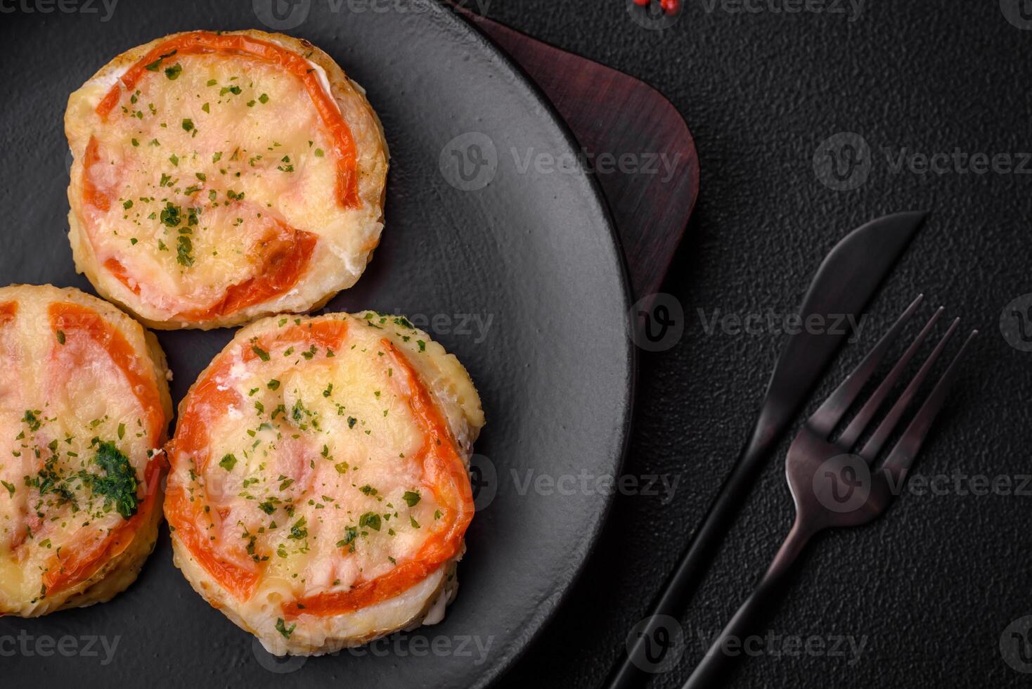 delicioso cozido peixe filé com queijo, tomates, sal, especiarias e ervas foto