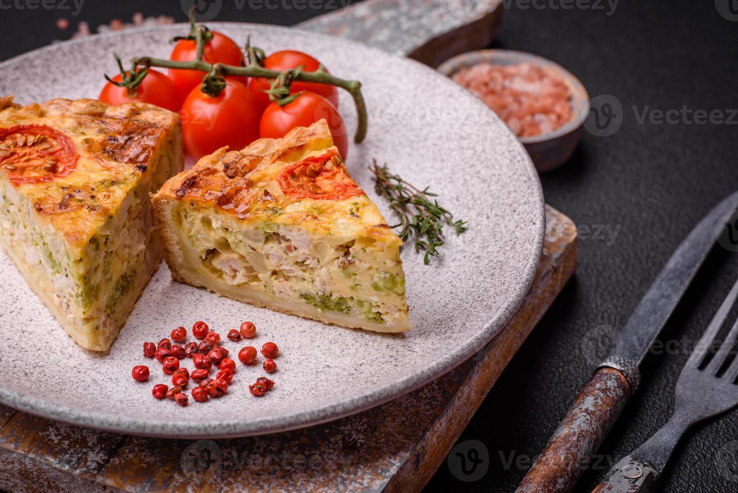 delicioso quiche com tomate, queijo, frango, especiarias e ervas foto