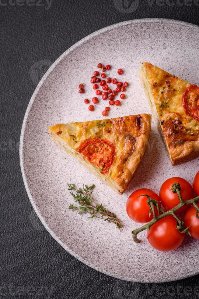 delicioso quiche com tomate, queijo, frango, especiarias e ervas foto