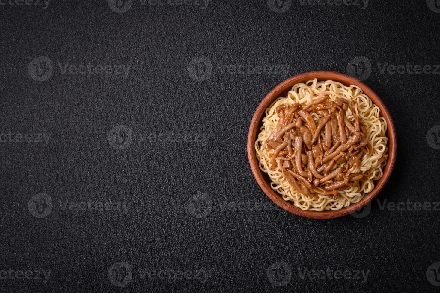 delicioso ásia cozinha prato com arroz Macarrão, pimentas, cogumelos e especiarias foto