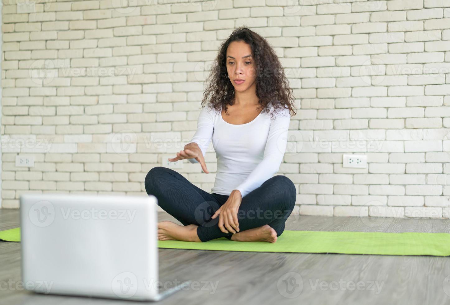 mulher latina ensinando ioga online foto