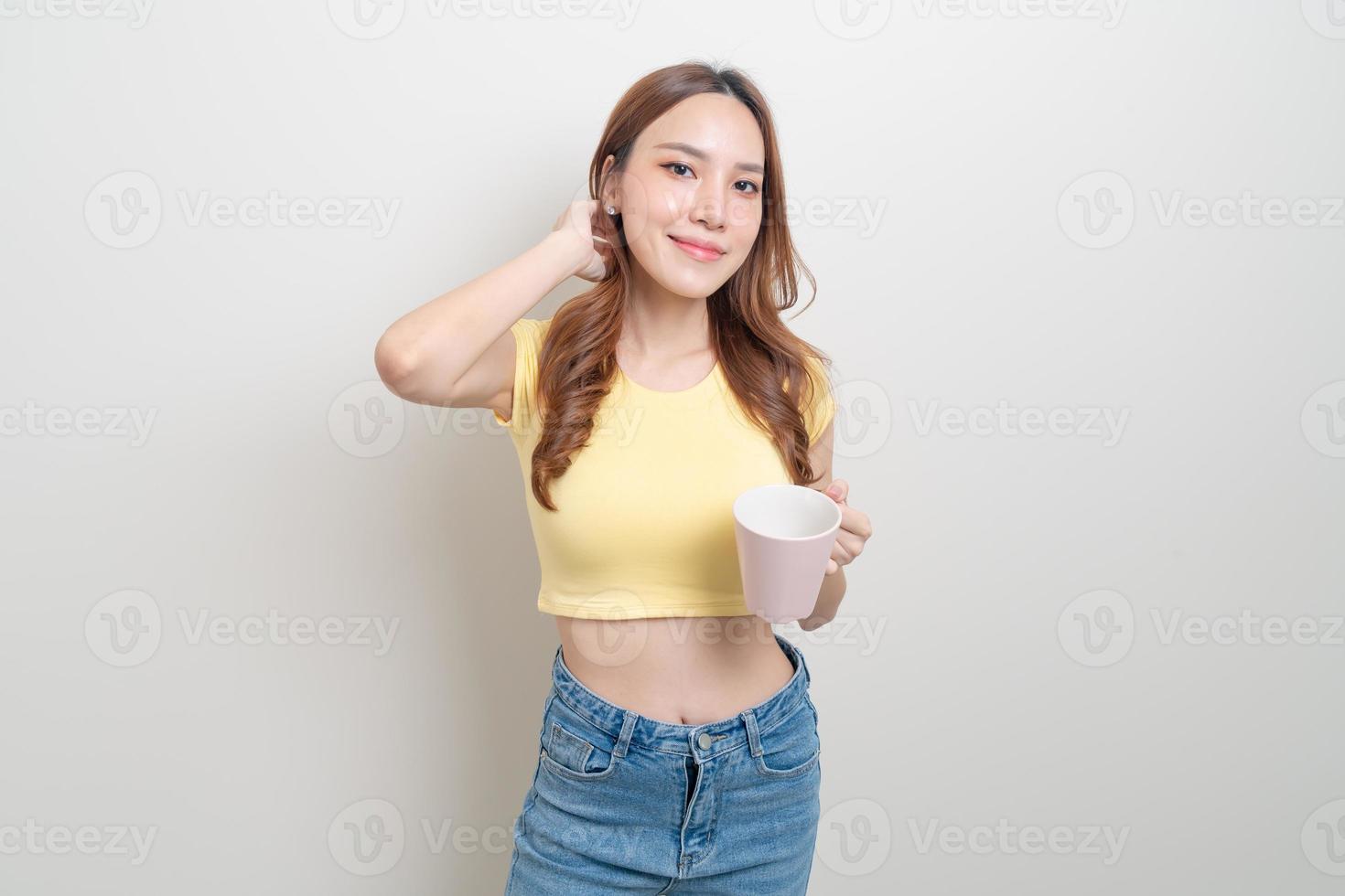 retrato linda mulher asiática segurando uma xícara de café ou caneca foto