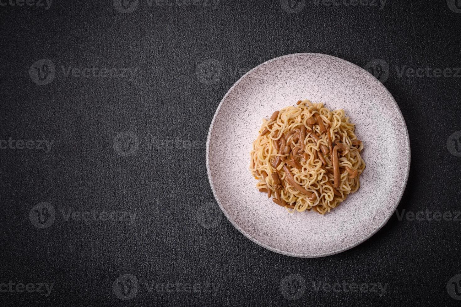 delicioso ásia cozinha prato com arroz Macarrão, pimentas, cogumelos e especiarias foto