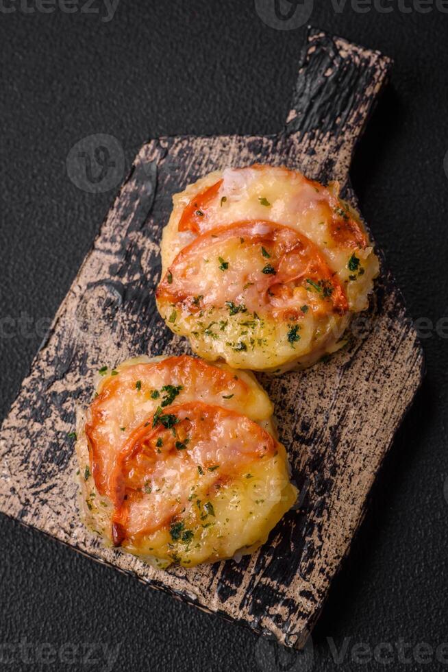 delicioso cozido peixe filé com queijo, tomates, sal, especiarias e ervas foto