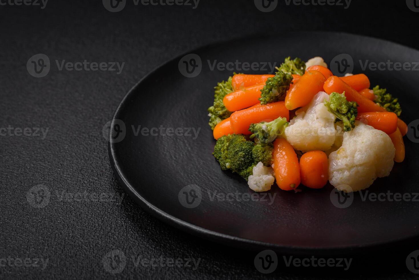 delicioso fresco legumes brócolis, couve-flor, cenouras cozido no vapor com sal e especiarias foto