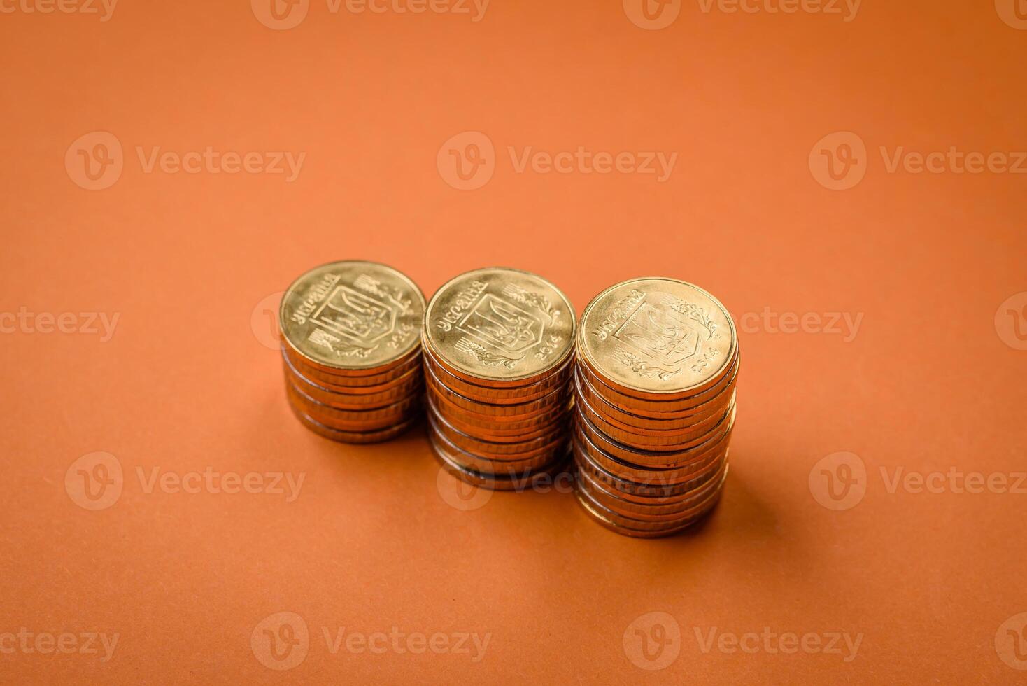 volta metal amarelo moedas guardada dentro a Formato do colunas em uma avião colori fundo foto